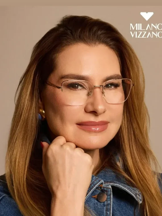 Mulher usando óculos de grau