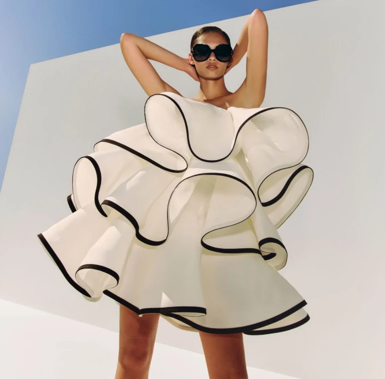 Modelo usando óculos solares